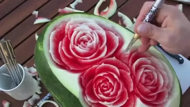 Как сделать из арбуза розу видео