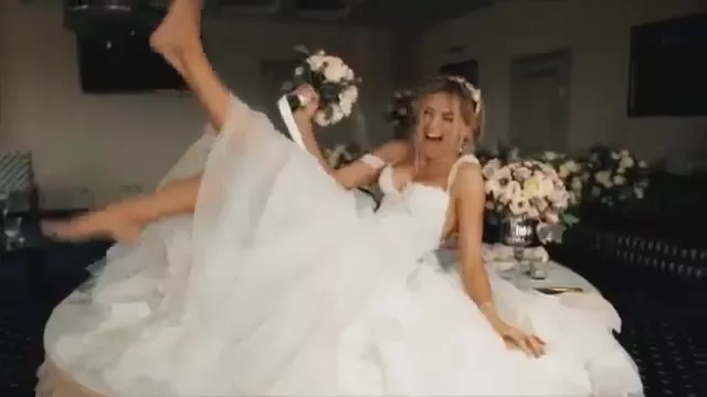 Вера Брежнева в свадебном платье станцевала с тортом на столе