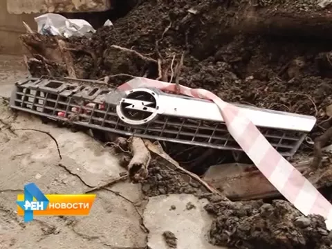 В России огромная бетонная плита раздавила 8 автомобилей